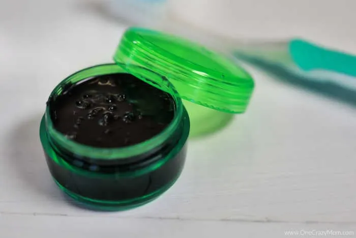 25358 charcoal teeth whitening brushing