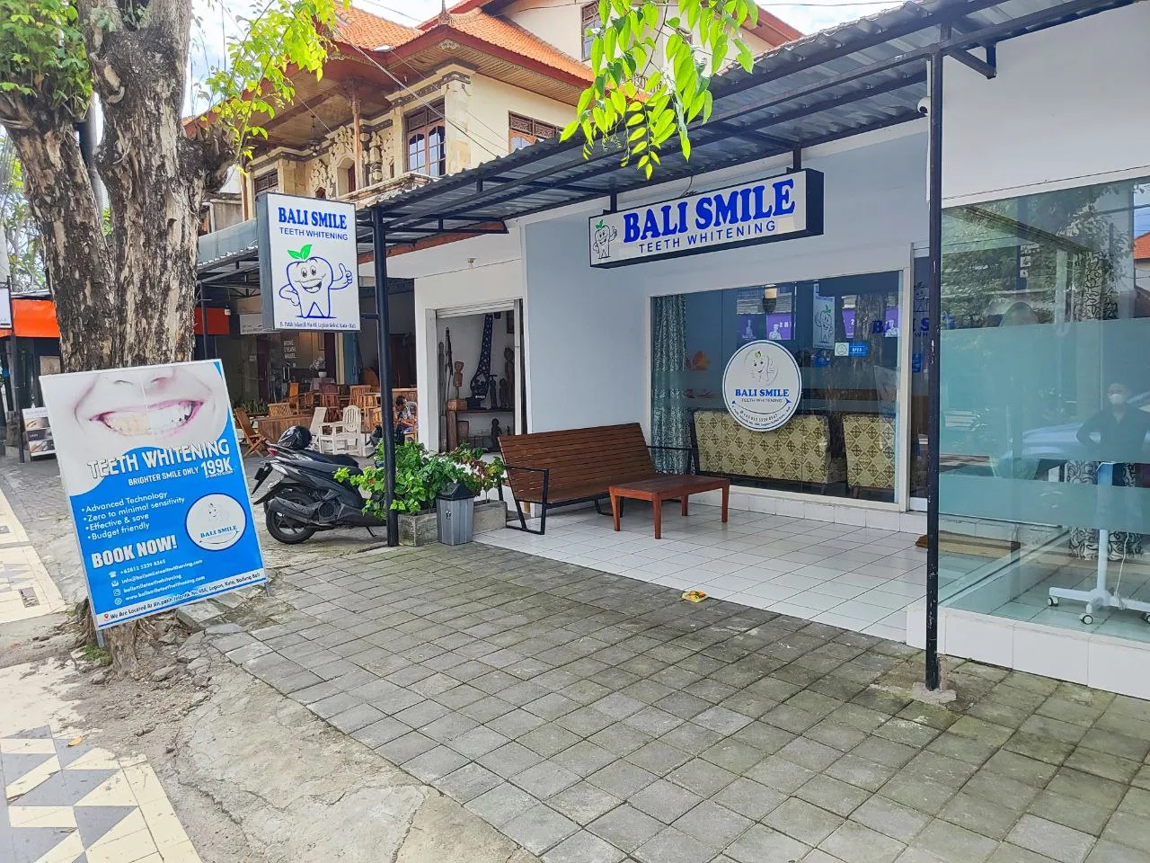 25438 smiling woman teeth